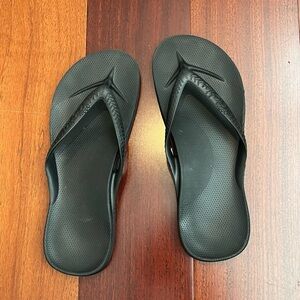 Archie’s women’s flip flops black size 9